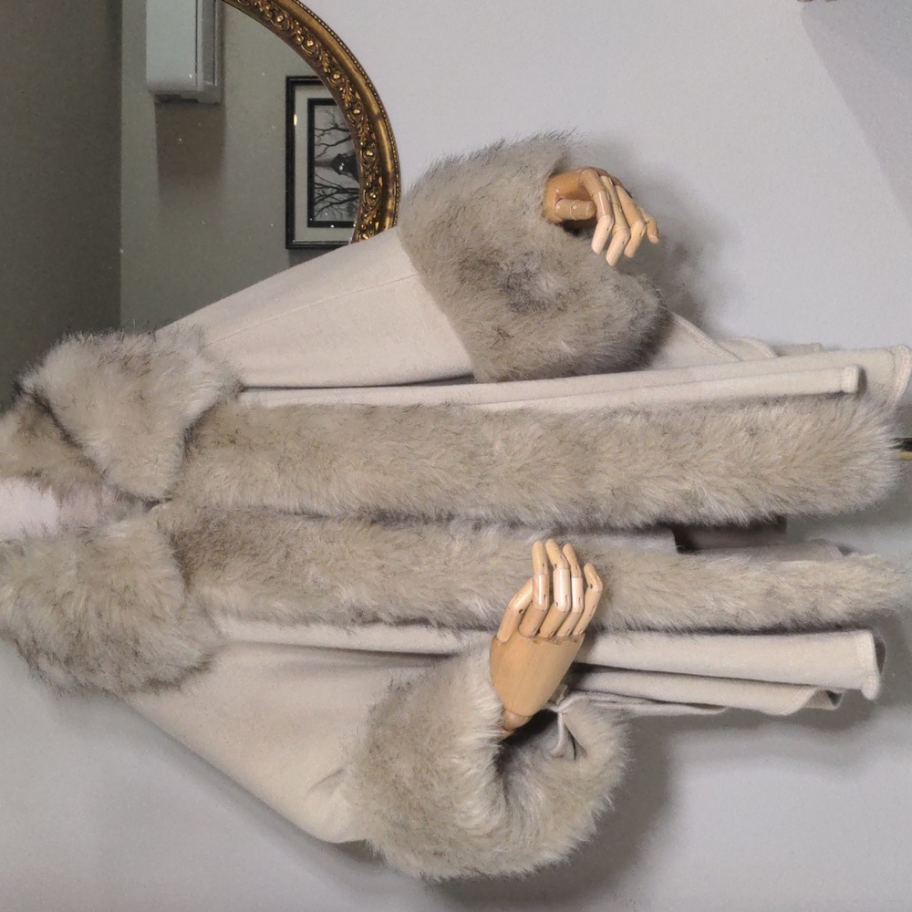 Aphratti winter cape/coat w/faux fur cuffs and collar